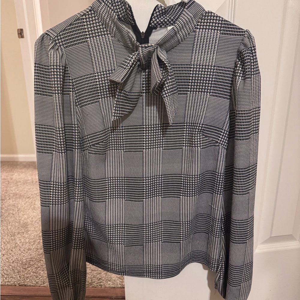Cute shirt with bow on front 🖤